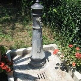 Fontanella in ghisa da parete modello Littorio,fedele riproduzione della fontana nata durante il ventennio fascista, alta 1 mt, peso kg. 50,con coperchio ispezionabile diametro base cm 25,la base e' dotata di quattro fori da otto per gli stop,al centro il foro da 3/4 permette l'inserimento di un rubinetto in ottone a sfera o a pulsante.