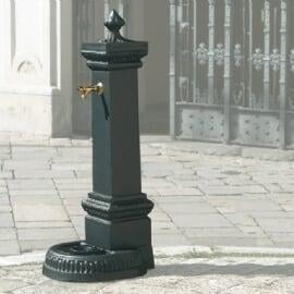 Fontanella da terra in ghisa,in linea con lo stile della classica fontana del capoluogo Lombardo con lo scudetto centrale bianco e la croce rossa. Composta da tre fusioni in ghisa grigia o G-20( coperchio,corpo e base) il coperchio in alto e' ispezionabile mediante 4 viti,il corpo ha un foro da 3/4 al centro dove e' possibile installare un rubinetto in ottone a pulsante o a sfera. La fusione della base e' la vera particolarita' di questa fontanella,infatti e' dotata di una fessura sotto alla griglietta dove si infrange l'acqua che,collegata allo scarico in fogna permette una vera e propia raccolta,cosa che le altre fontanelle non posseggono. E' disponibile alta mt.1 ed il peso e' di circa 60 kg Viene fornita con fondo di antiruggine e finitura a piacere,il coolore standard e' il grigio micaceo.