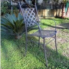 Classiche riproduzioni dei storici rubinetti in ghisa ormai presenti in tutte le fontane in travertino di Acea spa.Viene fornita con ferri di fissaggio al muro o barre filettate diam. 6/8 sporgenti 10 cm circa,la finitura e' con fondo di antiruggine.